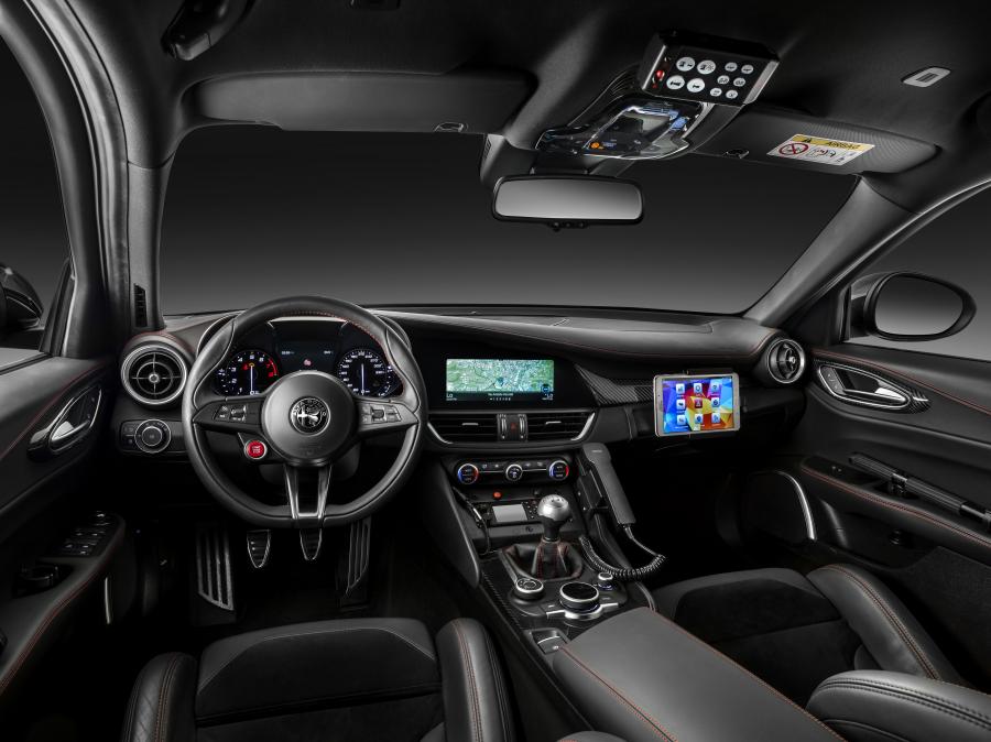 Торпедо Alfa Romeo Giulia Quadrifoglio Carabinieri (952) 2016 года  (фото 12 из 14)